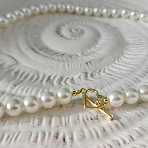 Pearl Heart Toggle Necklace (15 inches, gold plated) - Picture 4 of 7
